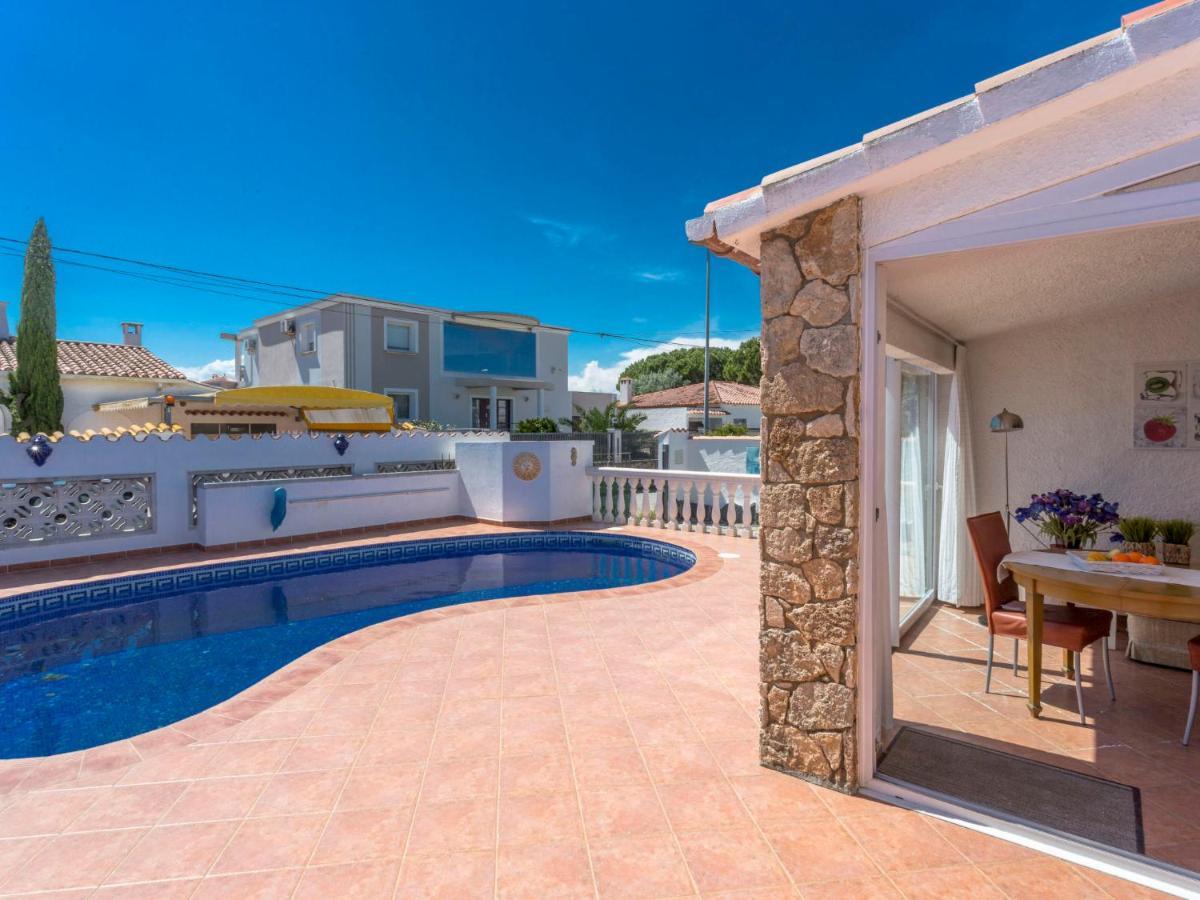 Holiday Home Peni Empuriabrava Bagian luar foto
