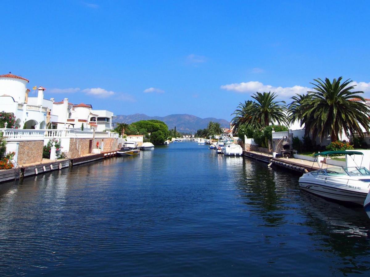 Holiday Home Peni Empuriabrava Bagian luar foto